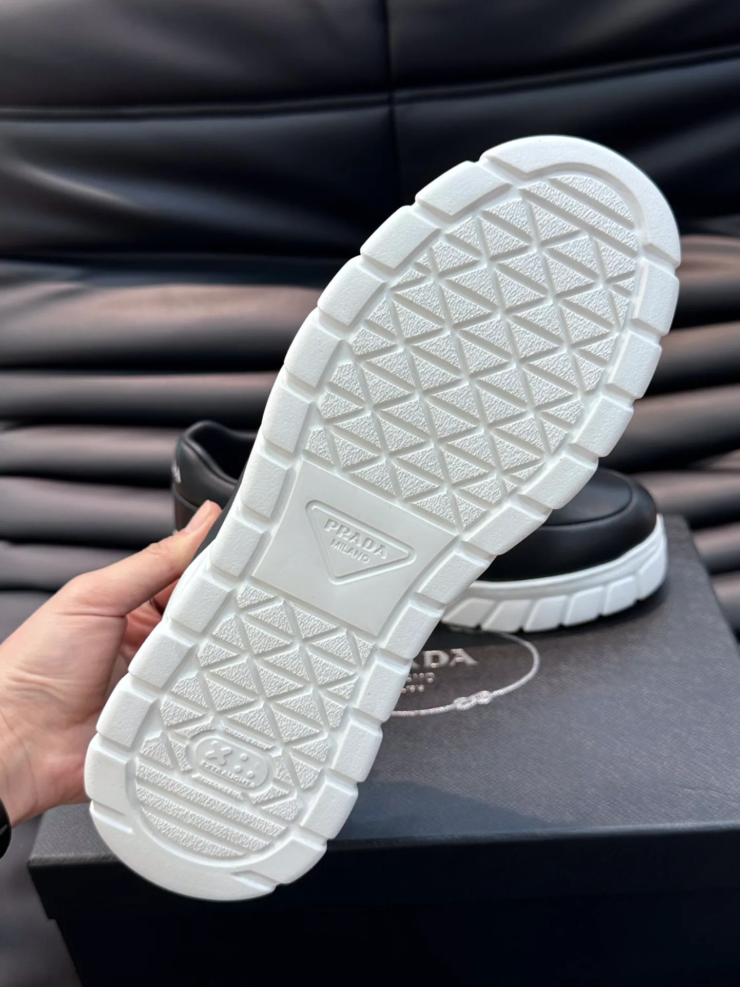 Men's shoes 💰p400 "Men's shoes 💰pRAD*" Men's shoes 💰prad* high-end men's thick-soled casual sports shoes, the details are perfectly replica of the original version, made of imported matte cowhide, full of texture, full calfskin lining, breathable and comfortable, men's shoes 💰p's classic black and white enamel metal logo decoration, all interpreting the brand style Genuine leather tongue Men's shoes on the tongue and heel 💰pRADA letter badges are embellished to show the brand style. Lightweight concave and convex pattern rubber outsole. Lightweight and increased by about 4CM. Excellent foot feel. Comfortable and breathable. Comes with original packaging. Size: 38-44
